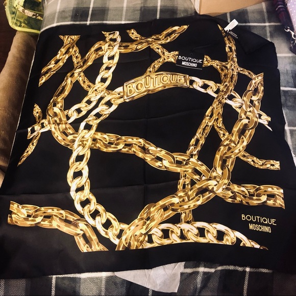 📦🌹🆕 Boutique MOSCHINO Authentic Luxury Scarf